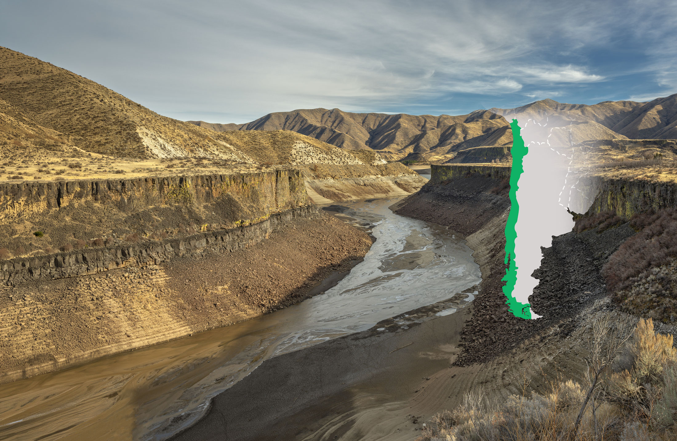 Cañón minero en Chile con el mapa del país superpuesto